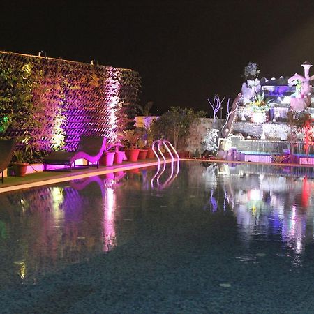 Xenious World Square Hotel Ghaziabad Buitenkant foto