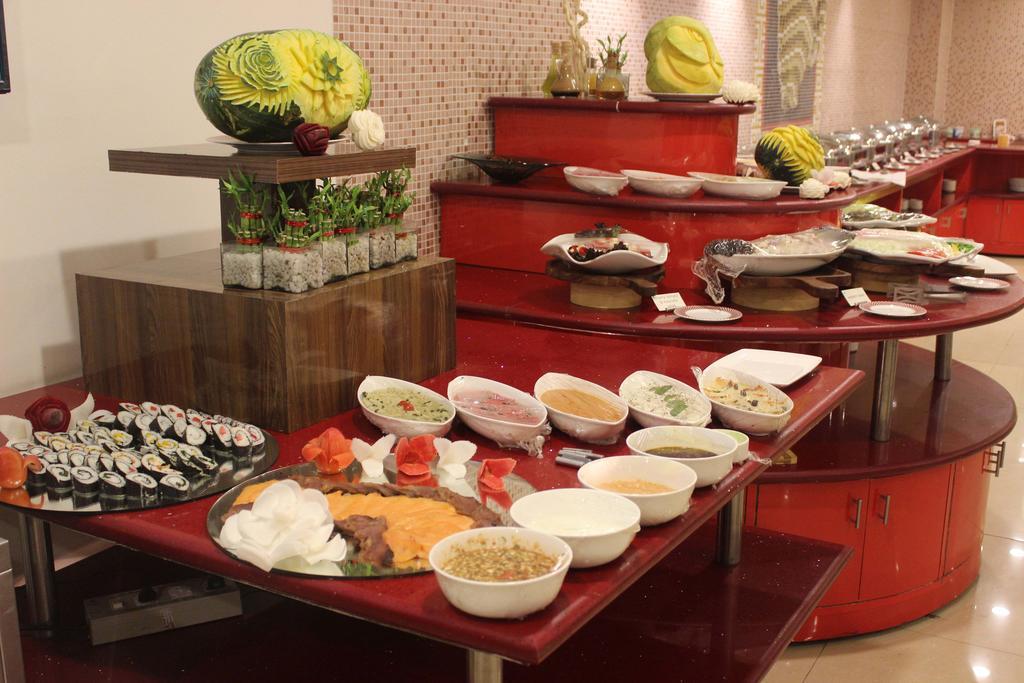 Xenious World Square Hotel Ghaziabad Buitenkant foto