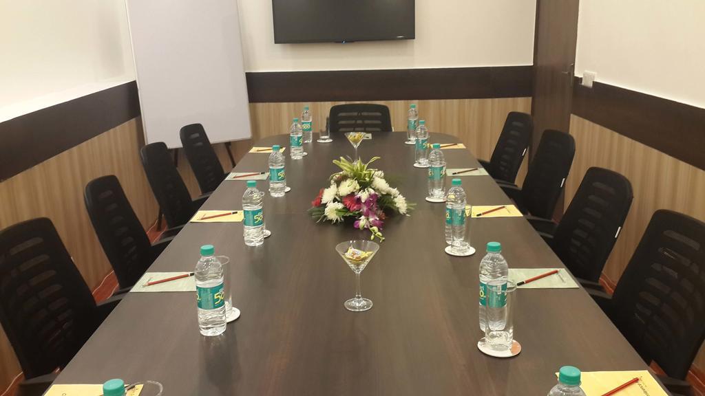 Xenious World Square Hotel Ghaziabad Buitenkant foto