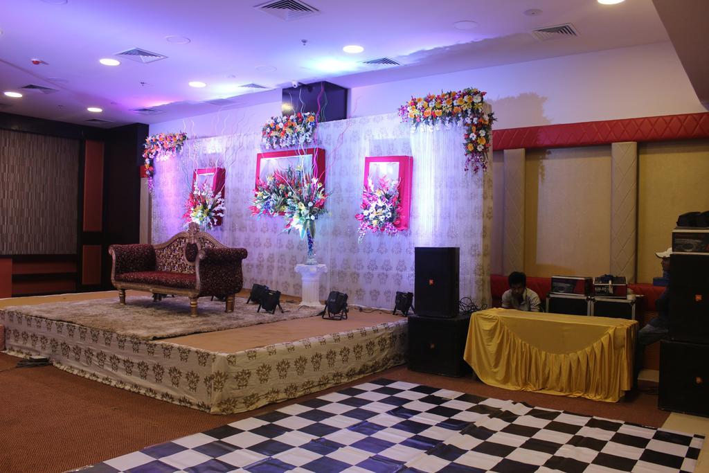 Xenious World Square Hotel Ghaziabad Buitenkant foto