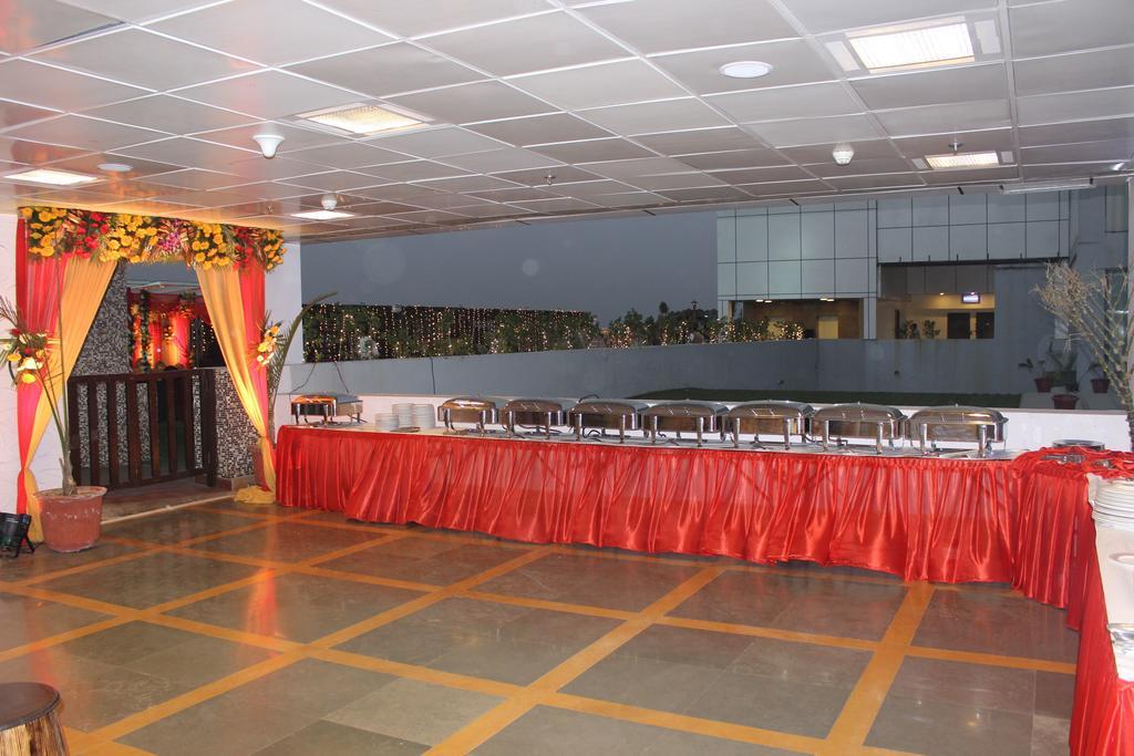 Xenious World Square Hotel Ghaziabad Buitenkant foto