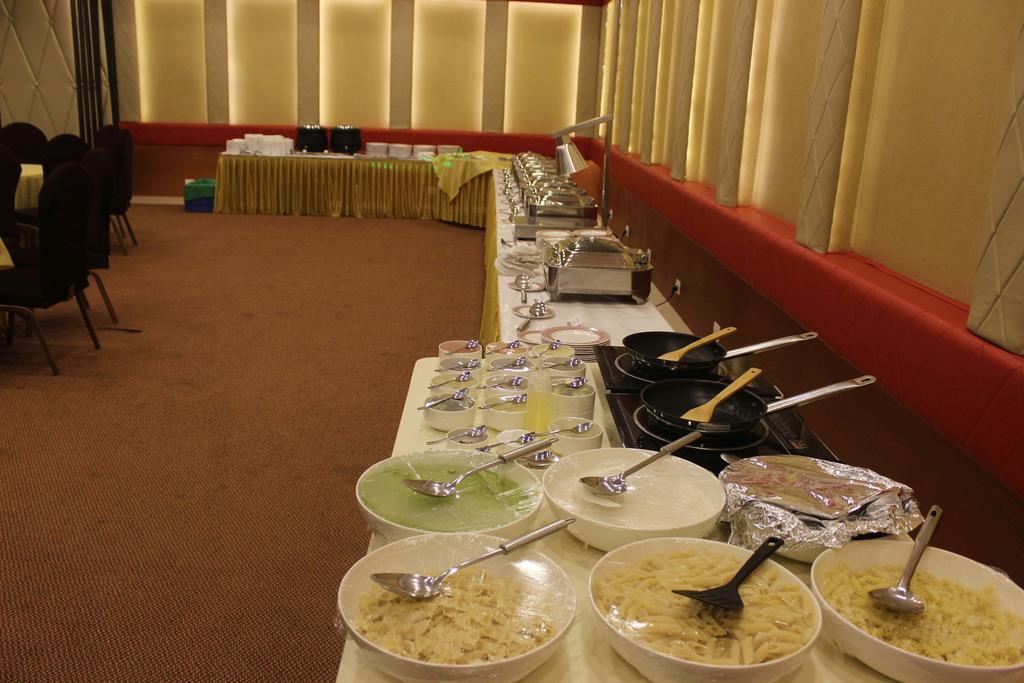 Xenious World Square Hotel Ghaziabad Buitenkant foto