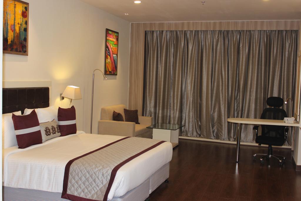 Xenious World Square Hotel Ghaziabad Buitenkant foto