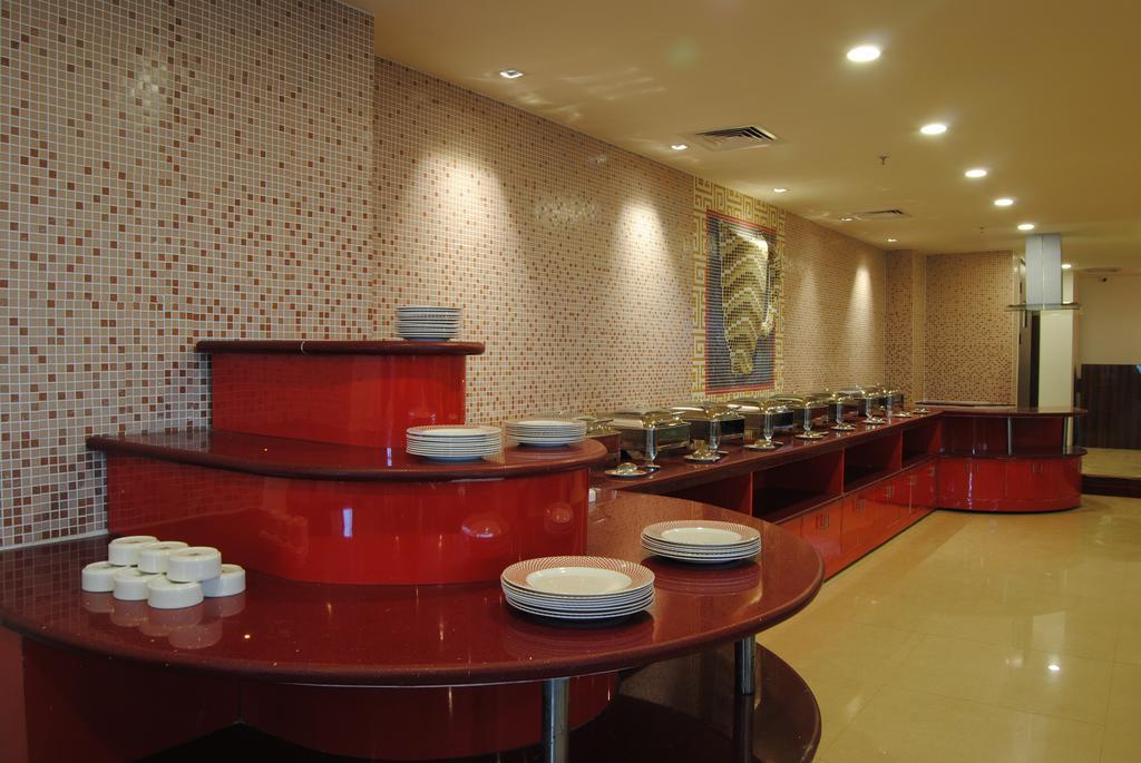 Xenious World Square Hotel Ghaziabad Buitenkant foto