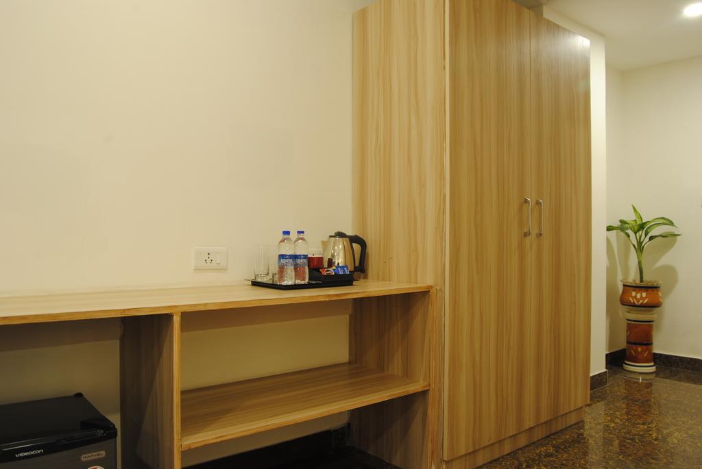 Xenious World Square Hotel Ghaziabad Buitenkant foto