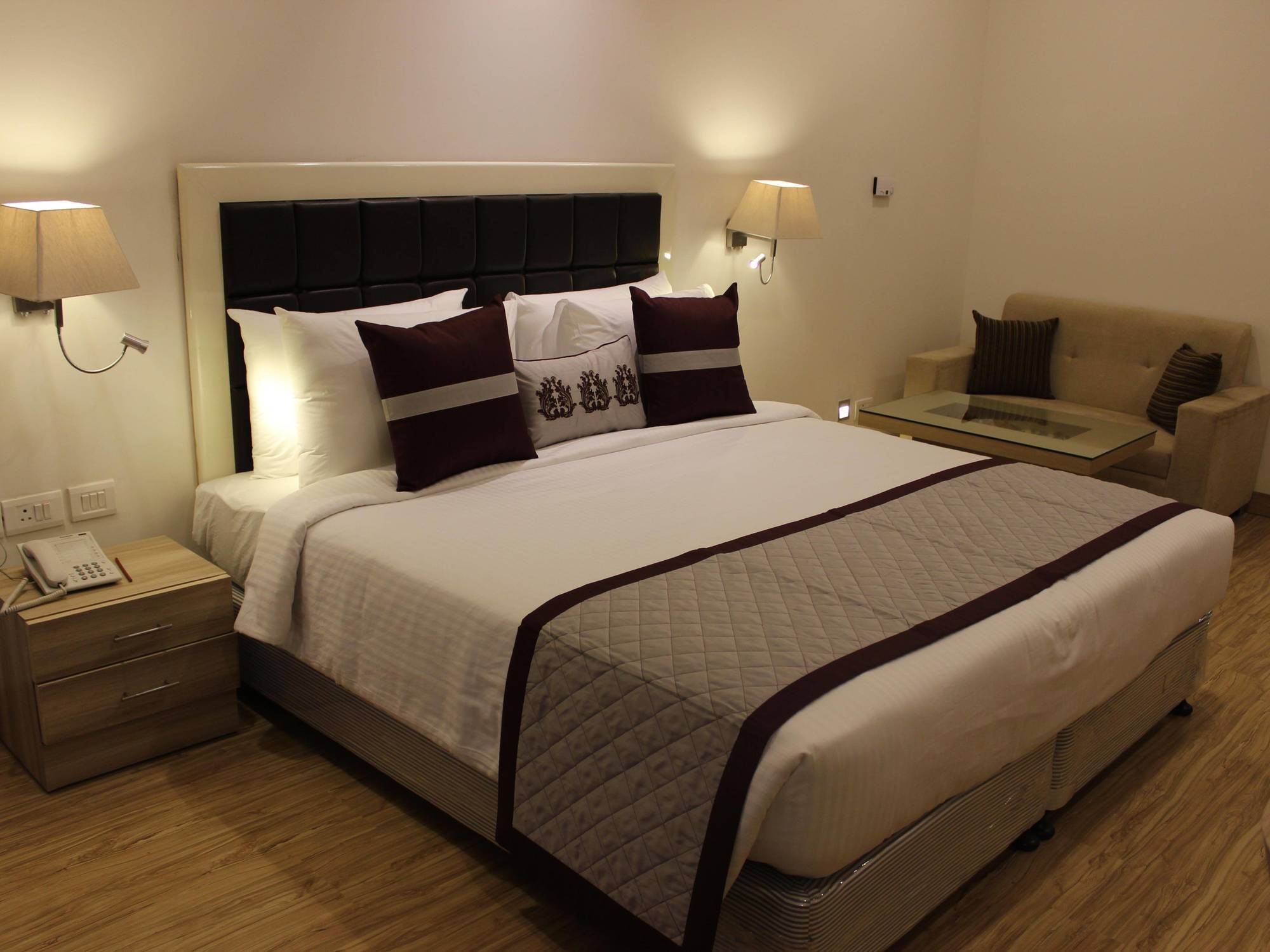Xenious World Square Hotel Ghaziabad Buitenkant foto