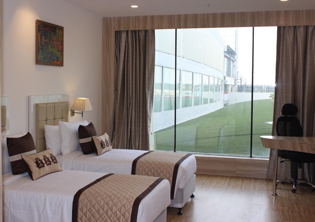 Xenious World Square Hotel Ghaziabad Buitenkant foto